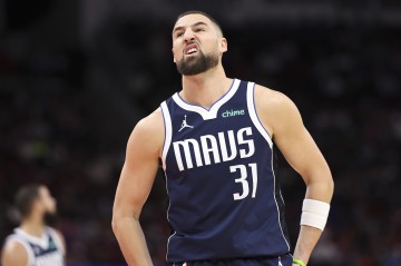 游戏规则模拟器-尽力输出！克莱全场13投7中&amp;三分10中4 拿下18分1篮板2助攻