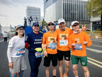 APP下载-现场｜为什么越来越多人跑步，在十周年的上海半马找到答案|张其尤|上海半程马拉松|马拉松|视障|赛事_新浪体育_新浪新闻