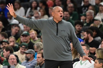 百家乐游戏-巴克利评老里下课：雄鹿更衣室里有几个软蛋 泄密的人就是混蛋！